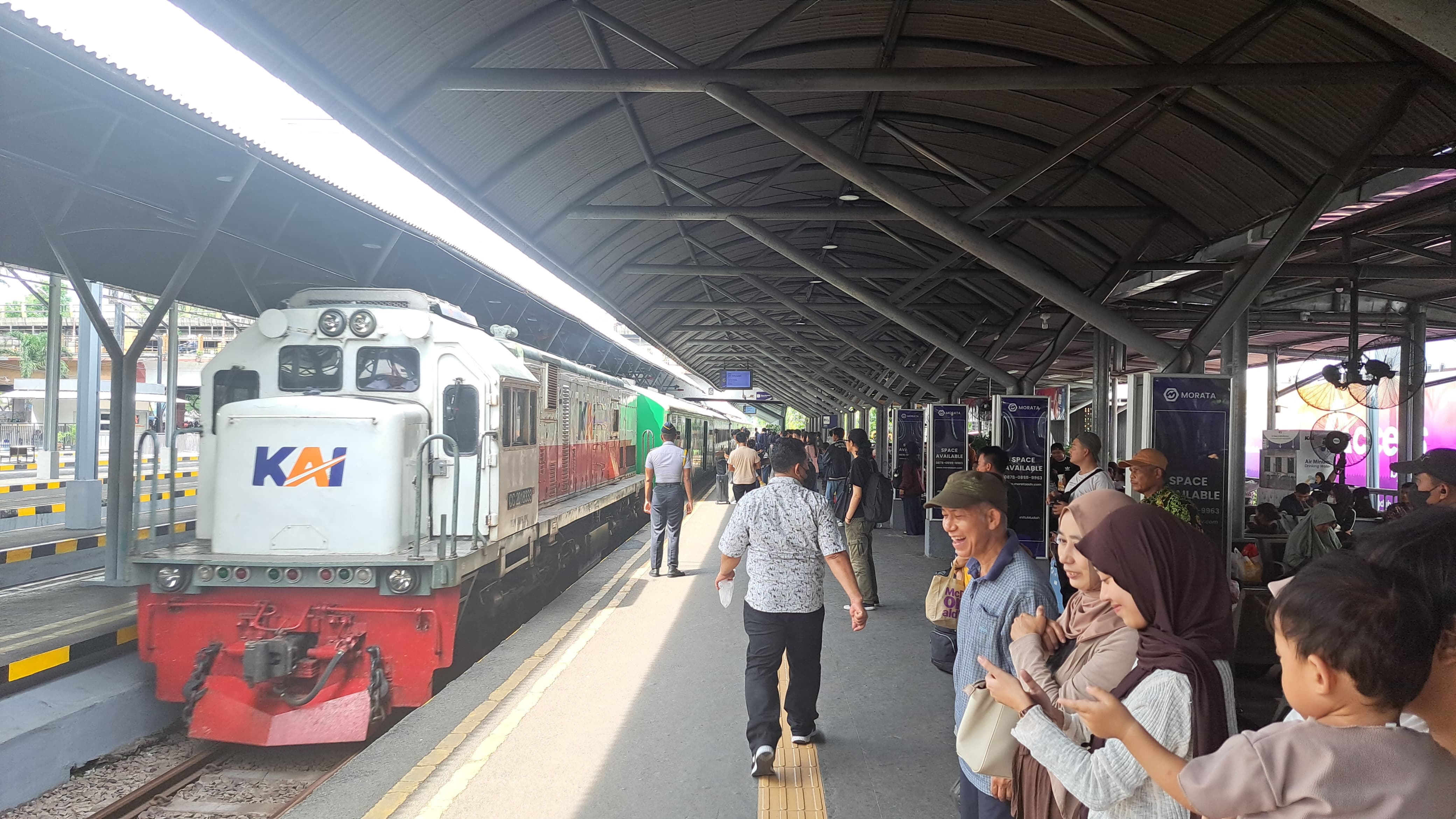 Pergerakan penumpang kereta api di Daop 8 Surabaya masih tinggi.