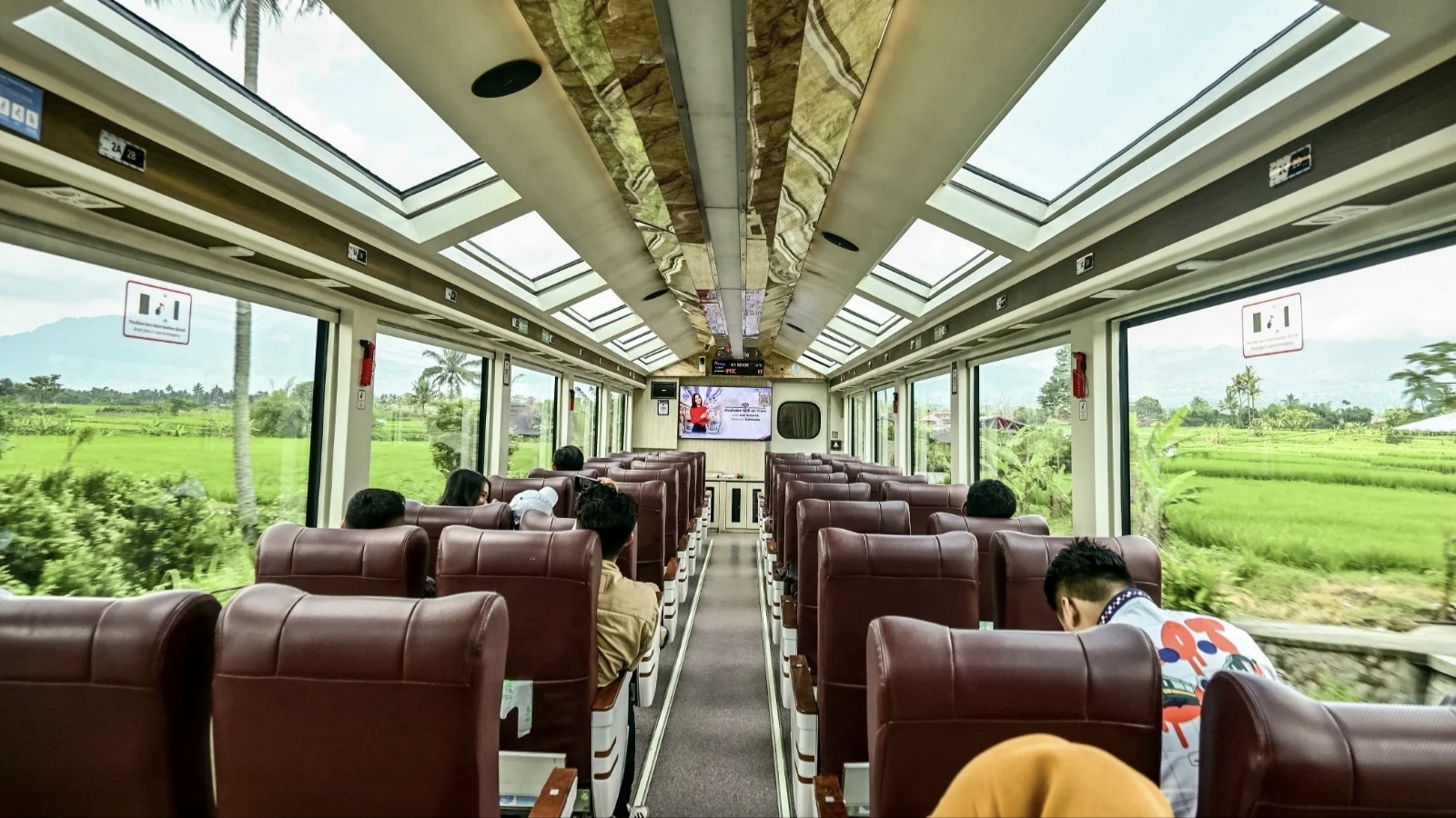 Minat wisata kereta api meningkat.