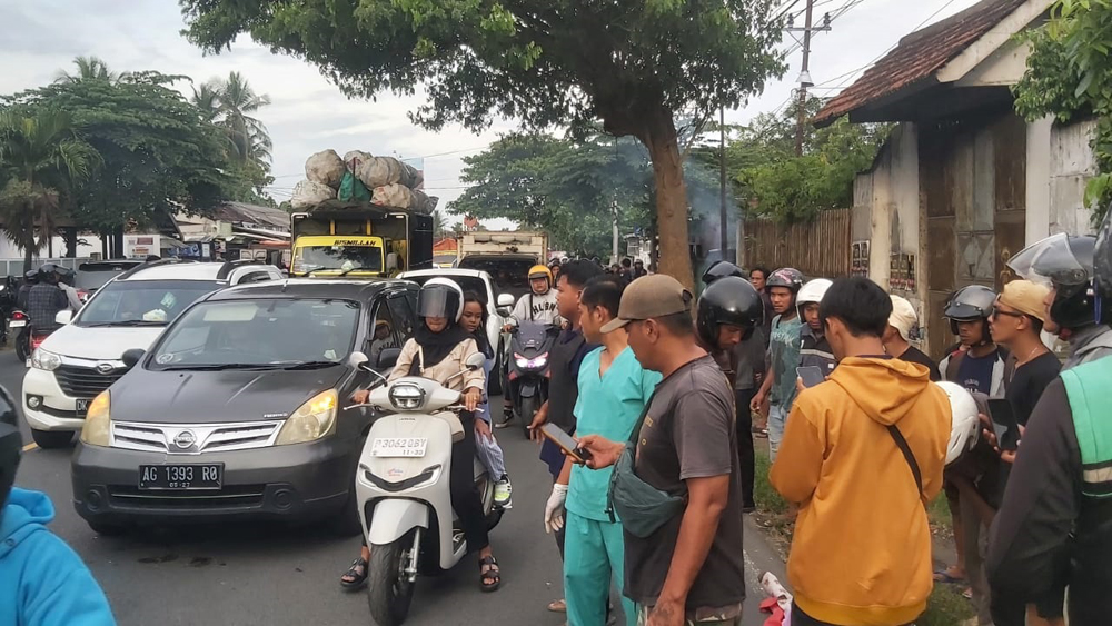 Arus lalu lintas Banyuwangi-Rogojampi macet parah saat terjadi kecelakaan sepeda motor melawan dump truck di depan toko GP Variasi, Kedayunan, Kabat pukul 16.30, Sabtu (3/1/2026).