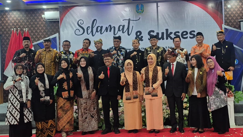 Kepala Cabdin Banyuwangi yang baru Eko Budi Santosa (empat dari kanan) menghadiri kenal pamit di SMK Muhammadiyah 8 Siliragung, Sabtu (3/1).