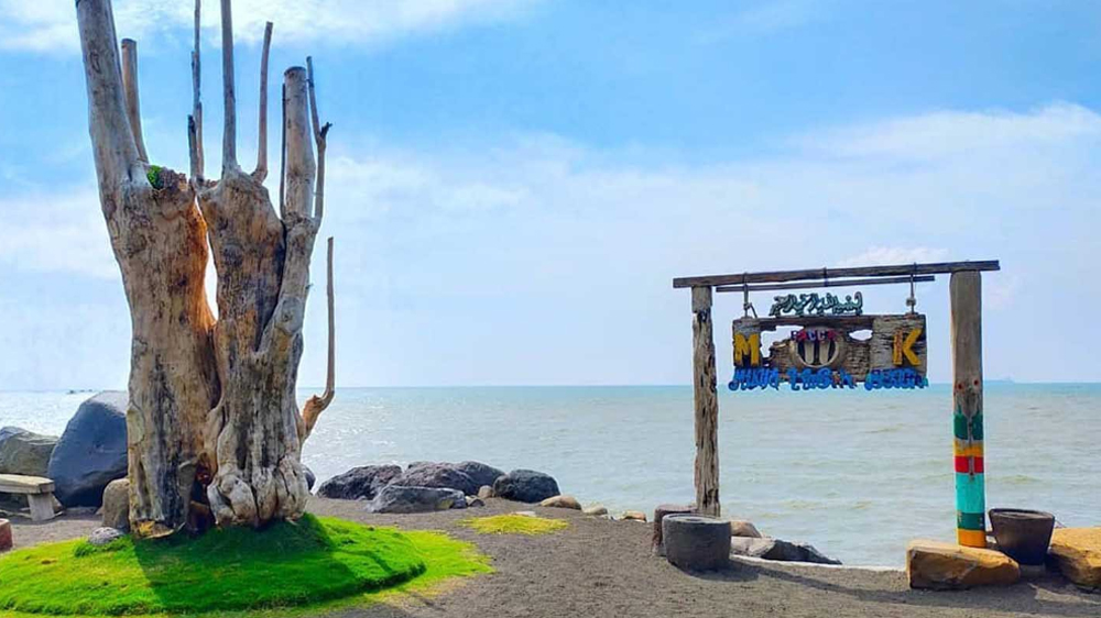 Pantai Muara Kasih Situbondo menawarkan spot foto vintage, panorama laut menawan, serta kuliner khas seperti rengginang, macu, dan rujak.