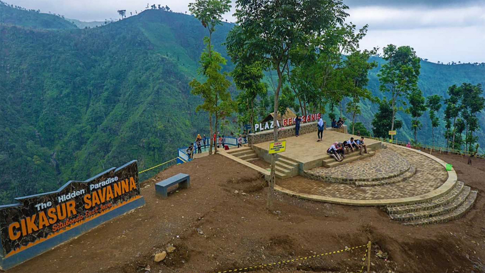 Gunung Argopuro menawarkan panorama perawan, satwa liar, savana Cikasur, dan nilai historis Puncak Rengganis yang memikat pendaki.