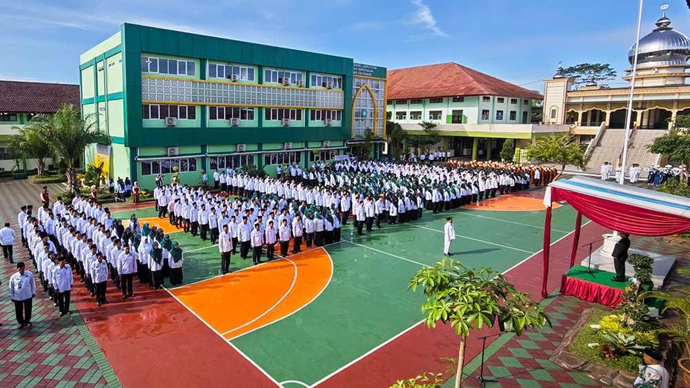 DISIPLIN TINGGI: Pegawai Kantor Kemenag Banyuwangi mengikuti upacara HAB ke-80 yang berlangsung di MAN 2 Banyuwangi, Desa Genteng Kulon, Kecamatan Genteng, Sabtu (3/1).