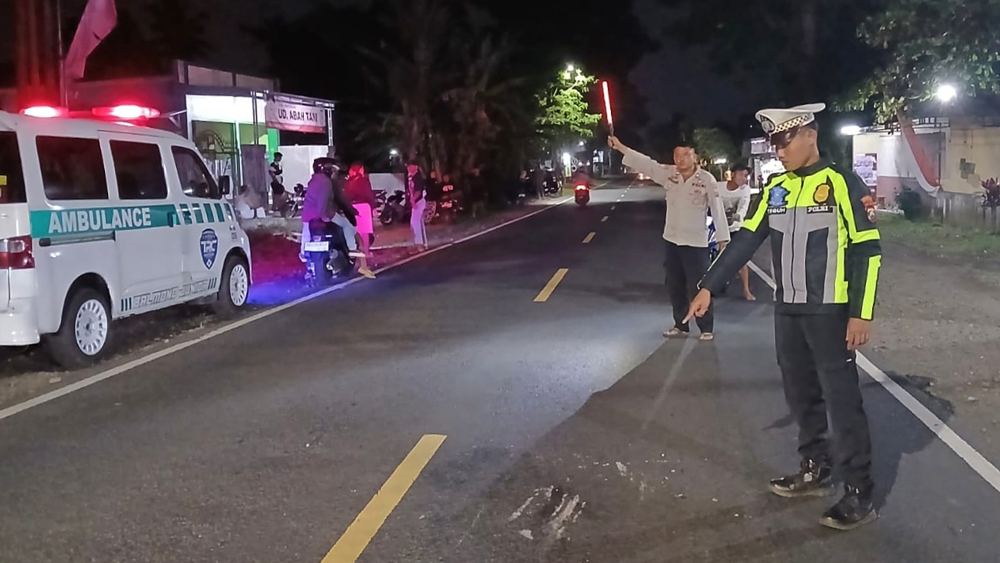 TKP: Unit Gakkum Satlantas Polresta Banyuwangi melakukan olah tempat kejadian perkara di Jalan Raya Banyuwangi&ndash;Jember, tepatnya di depan Rumah Makan PAG, Desa Tegalharjo, Glenmore, Sabtu (3/1).