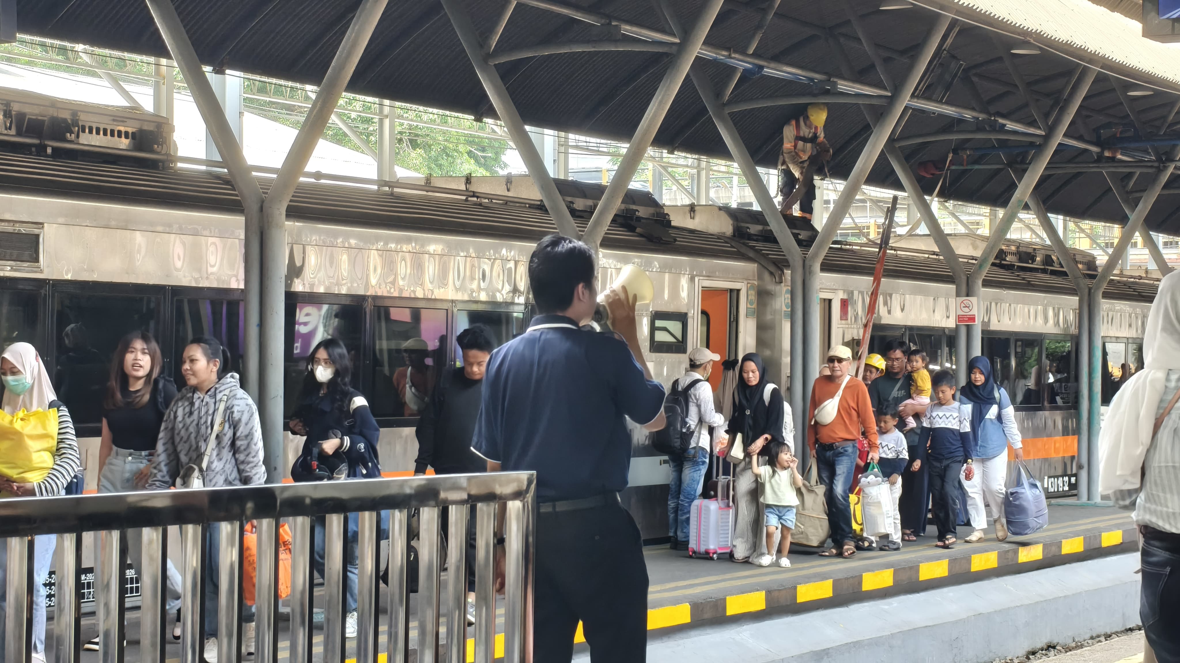 Arus balik Nataru 2025/2026 di Daop 8 Surabaya didominasi penumpang tiba.