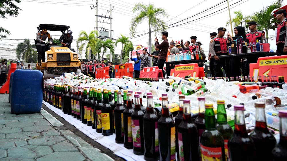 Kapolresta Kombespol Rama Samtama Putra menggunakan slender di halaman Mapolresta Banyuwangi pada 19 Desember 2025 lalu.