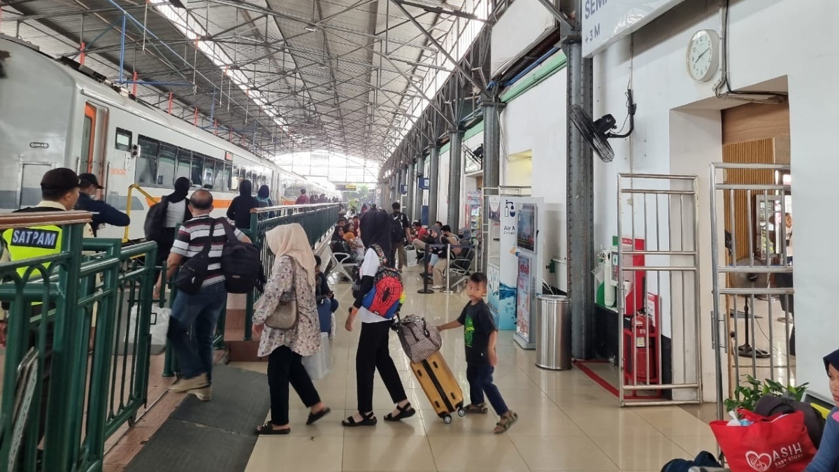 KAI Daop 4 Semarang mengamankan 172 barang tertinggal penumpang kereta api selama Nataru.