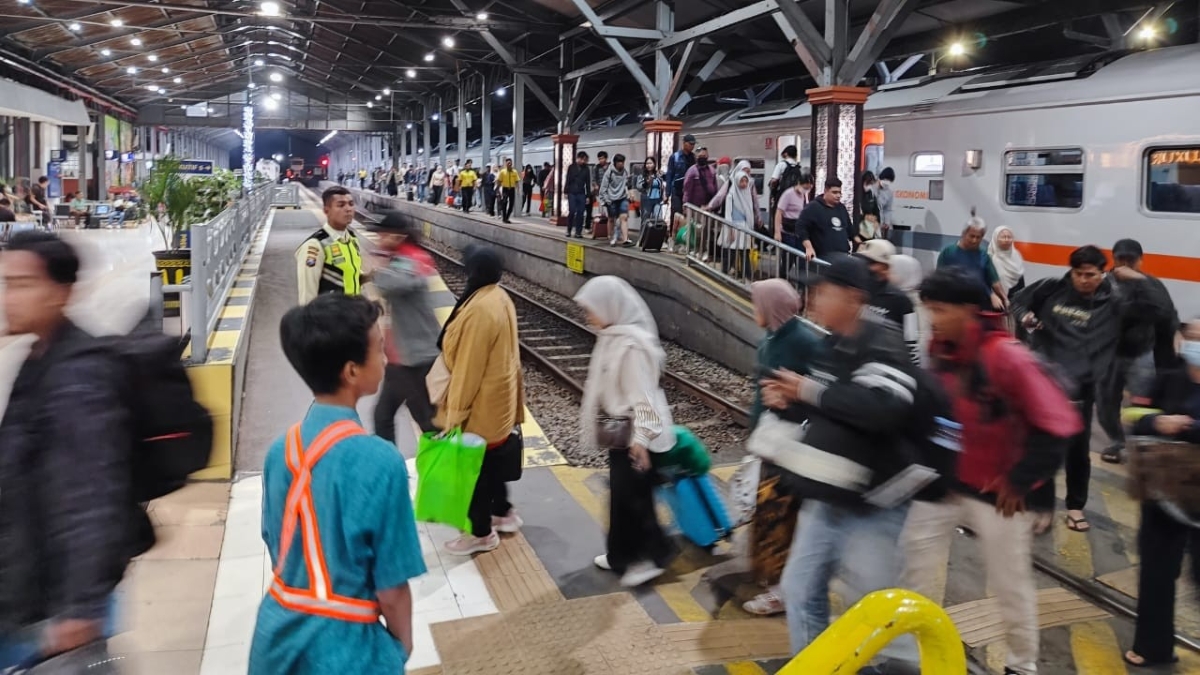 KAI Commuter Surabaya mencatat 965 ribu pengguna kereta api selama Nataru.