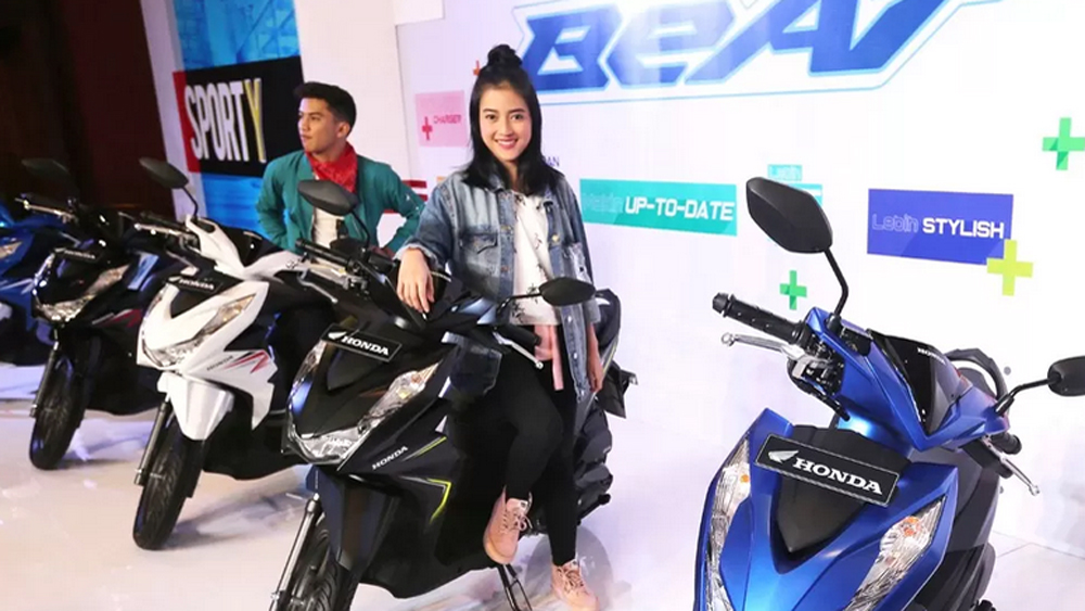 ILUSTRASI: Model berpose disamping produk terbaru All New Honda Beat series di Jakarta, beberapa waktu lalu.