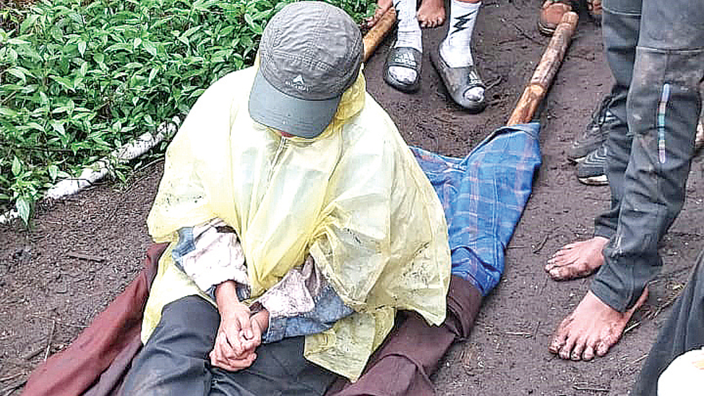 Pelajar asal Jember dievakuasi tim SAR Gabungan akibat mengalami kedinginan saat pendakian di Gunung Ranti, Sabtu sore (3/1).