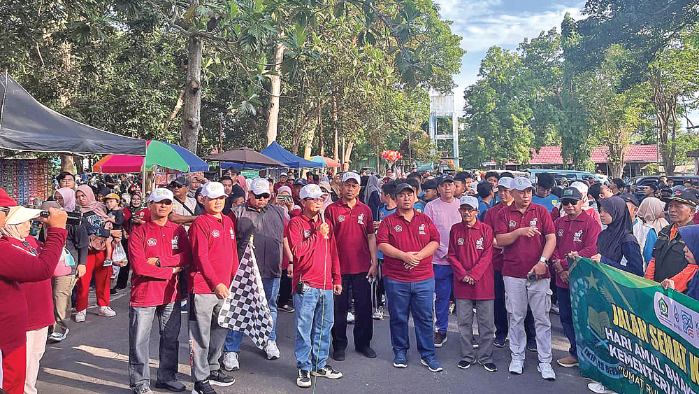 JALIN KEAKRABAN: Kepala Kemenag Banyuwangi Chaironi Hidayat memberangkatkan peserta jalan sehat HAB ke-80 Kemenag di GOR Tawang Alun Banyuwangi, Minggu (4/1).