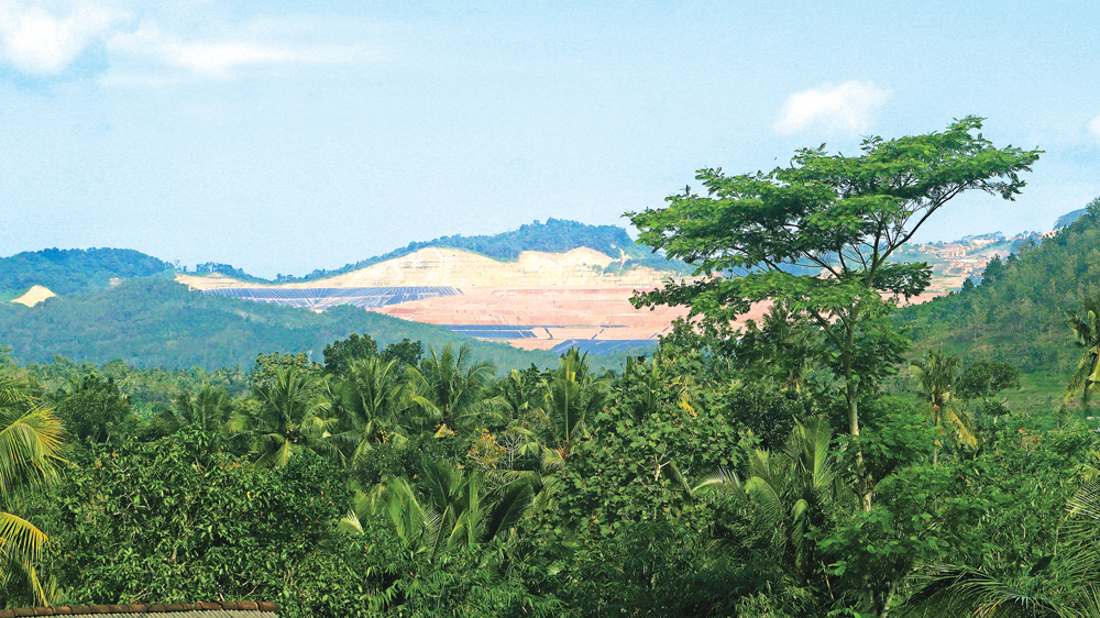 TAK UTUH LAGI: Kondisi Gunung Tumpang Pitu di Dusun Pancer, Desa Sumberagung, Kecamatan Pesanggaran, dilihat dari kawasan Gunung Gamping.