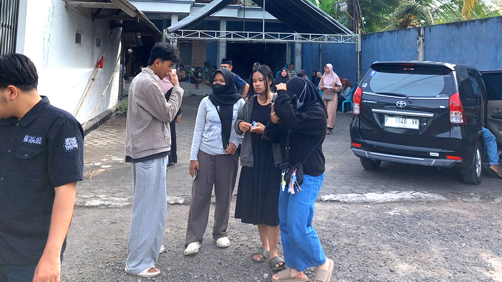 BERDUKA: Teman sekolah dan guru SMAN 1 Glagah melayat ke rumah duka almarhum GF di Desa Tapanrejo, Kecamatan Muncar, Minggu (4/1).