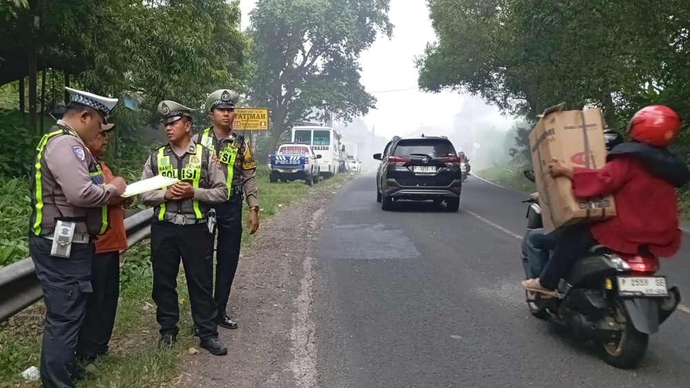 LOKASI KEJADIAN: Anggota Satlantas Polresta Banyuwangi melakukan oleh TKP insiden kecelakaan di dekat Jembatan Tambong Desa Pakistaji, Kecamatan Kabat, Minggu (4/1).