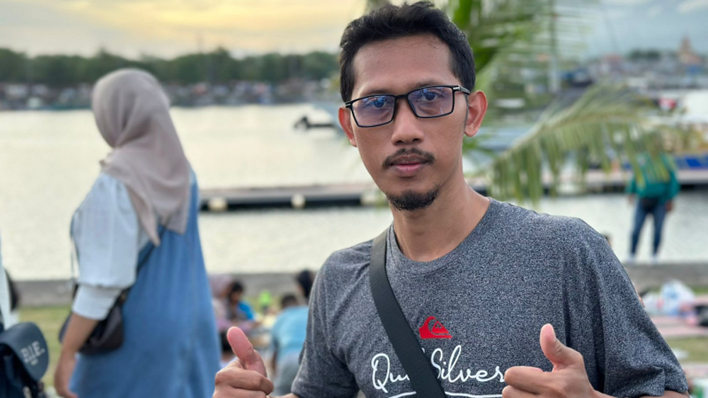 Yudha Agustio berlibur di Pantai Boom Marina Banyuwangi.