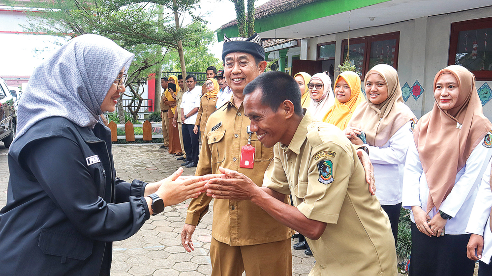 Abdurrahman didampingi Kepala Dispendik Suratno menyalami Bupati Ipuk Fiestiandani di SDN 3 Sepanjang, Kecamatan Glenmore, Senin (5/1).