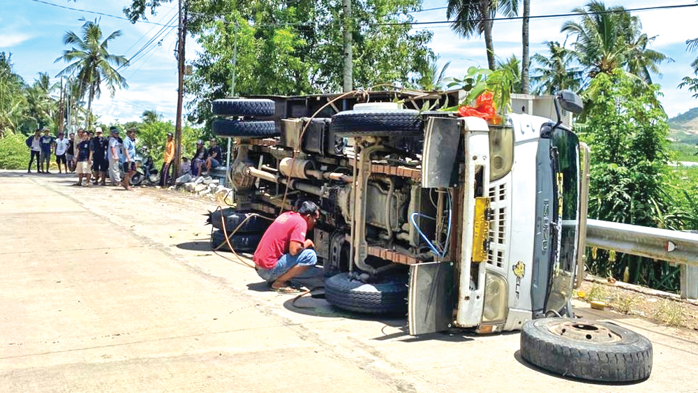 Dump truck Nopol P 8005 UV terguling di jalan menuju Pantai Pulau Merah (PM), Dusun Rowojambe, Desa Sumberagung, Kecamatan Pesanggaran, Sabtu (3/1).