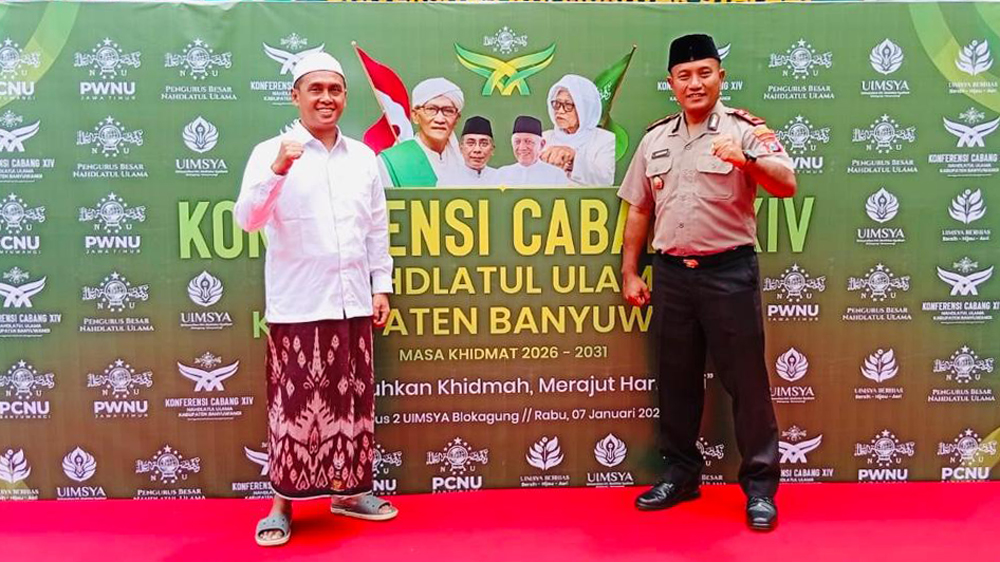 TUAN RUMAH: Rektor UIMSYA Dr. KH. Ahmad Munib Syafaat, Lc, MEI bersama Kapolsek Tegalsari AKP Lita Kurniawan berfoto di photo booth Konfercab NU, Senin (5/1).