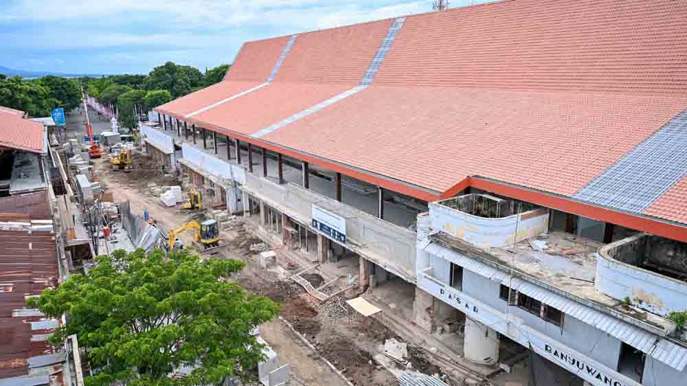 Proyek revitalisasi Pasar Banyuwangi yang ditarget tuntas akhir tahun 2025 molor dari jadwal. Hingga Senin (5/1/2026) masih ada pekerjaan yang belum selesai.
