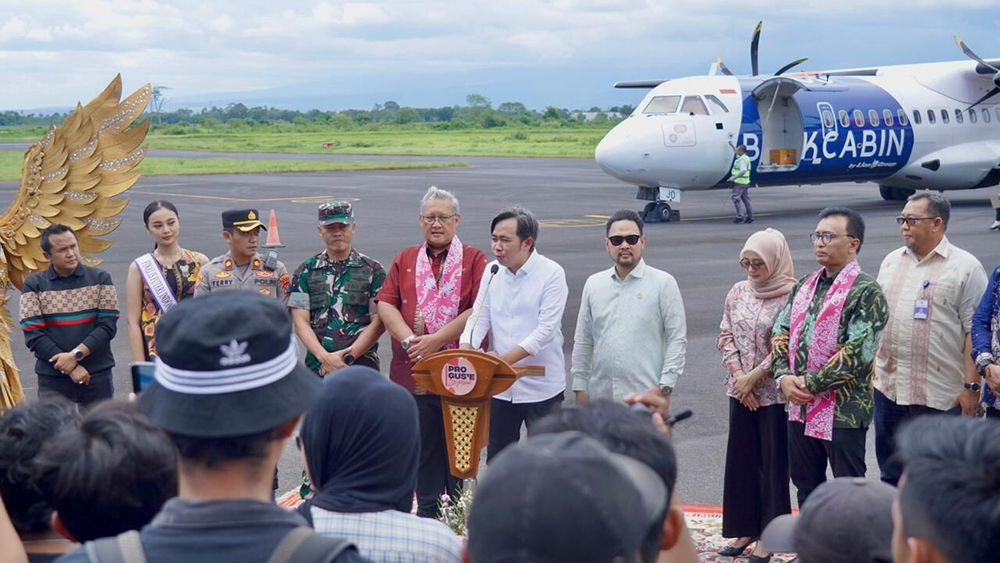 Rute penerbangan Jember&ndash;Denpasar resmi dibuka Wings Air. Bupati Jember Gus Fawait sukses hidupkan bandara dan tembus Halim&ndash;Ngurah Rai.