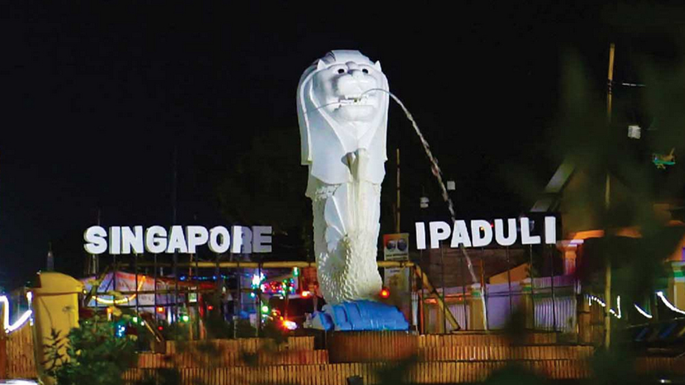 Miniatur patung Merlion Singapura ada di urban tourism Dawuhan Situbondo.