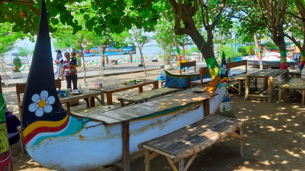 Pantai Grand Pathek di Situbondo disulap dari kawasan kumuh jadi wisata desa. Nikmati pantai buatan, kuliner ikan bakar, kolam renang, dan spot foto.