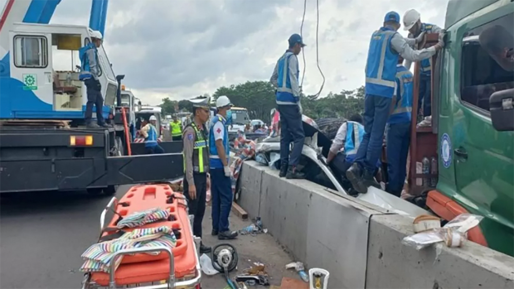 Petugas Satlantas Polres Batang melakukan proses evakuasi kecelakaan di Tol Batang-Semarang, di Batang, Minggu (4/1).