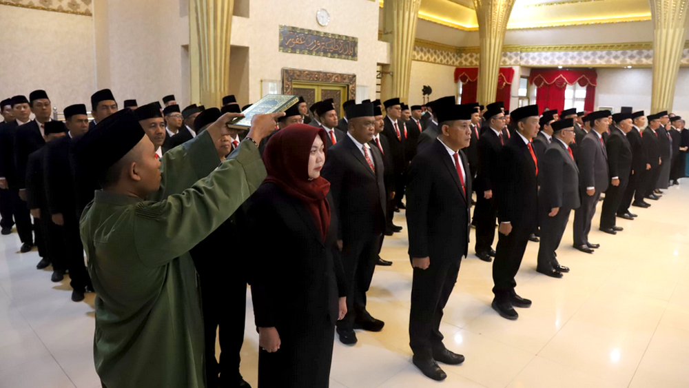 Proses pelantikan pejabat baru kepala OPD di lingkungan Pemkab Jember. Ini daftar namanya.