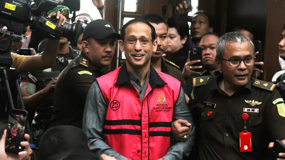 Tersangka dugaan korupsi pengadaan laptop Chromebook di Kemendikbudristek tahun 2019-2022 Nadiem Makarim memberikan salam ke wartawan di Pengadilan Tipikor, Jakarta, Senin (5/1/2026).