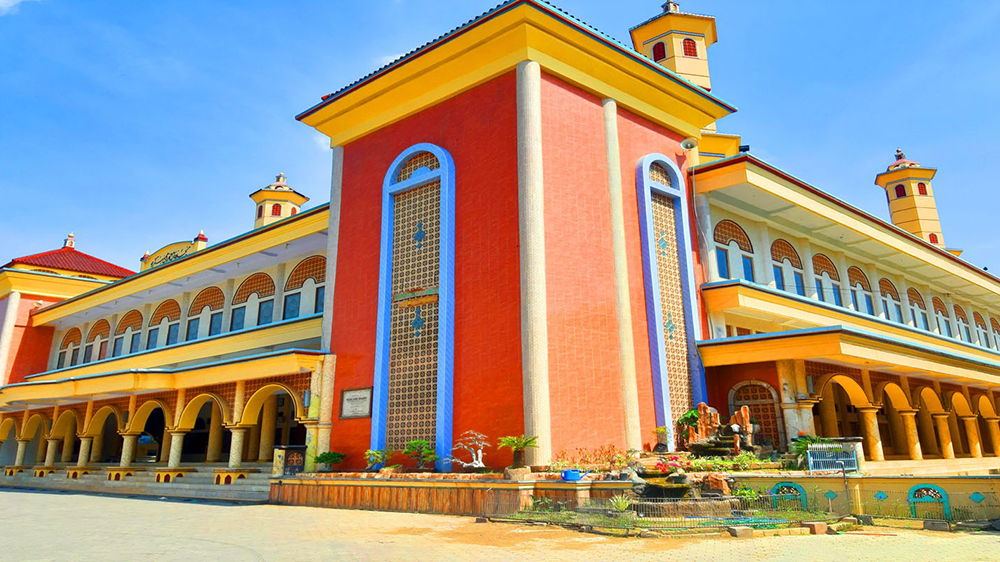 Pondok Pesantren Salafiyah Syafiiyah Sukorejo Situbondo berkembang dari hutan lebat menjadi pusat pendidikan, ekonomi, dan wisata religi.