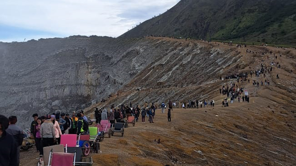 PADAT MERAYAP: Wisatawan dan troli memadati pendakian TWA Ijen saat periode Nataru beberapa hari lalu.