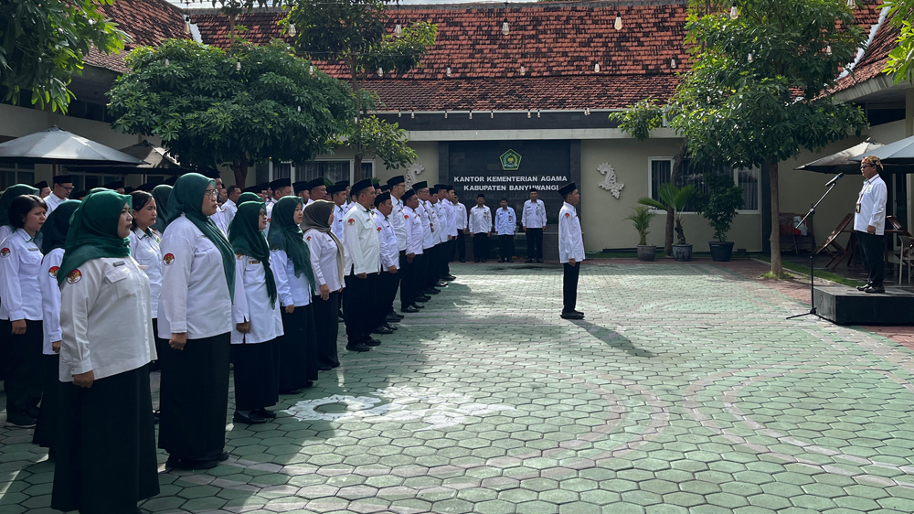 DI BAWAH TERIK: Kepala Kemenag Banyuwangi Chaironi Hidayat memimpin apel di Halaman Kantor Kemenag, Senin (5/12).