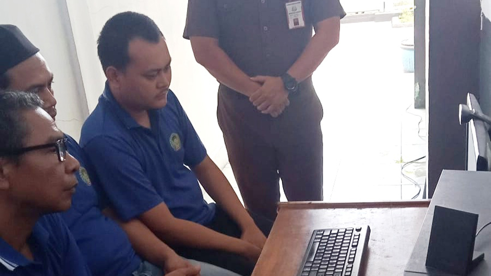 Ki-ka: Nurdin Yuswanto sebagai Mualim II, Sandi Wirawan (Kepala Kamar Mesin) dan Erik Imbawani sebagai Mualim I menjalani sidang online, Senin (5/1).