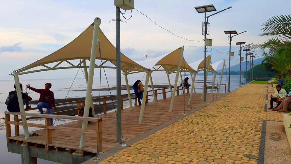 Pantai Bletok Situbondo jadi destinasi singgah favorit jalur Surabaya&ndash;Bali dengan panorama Gunung Ringgit dan kuliner seafood segar.
