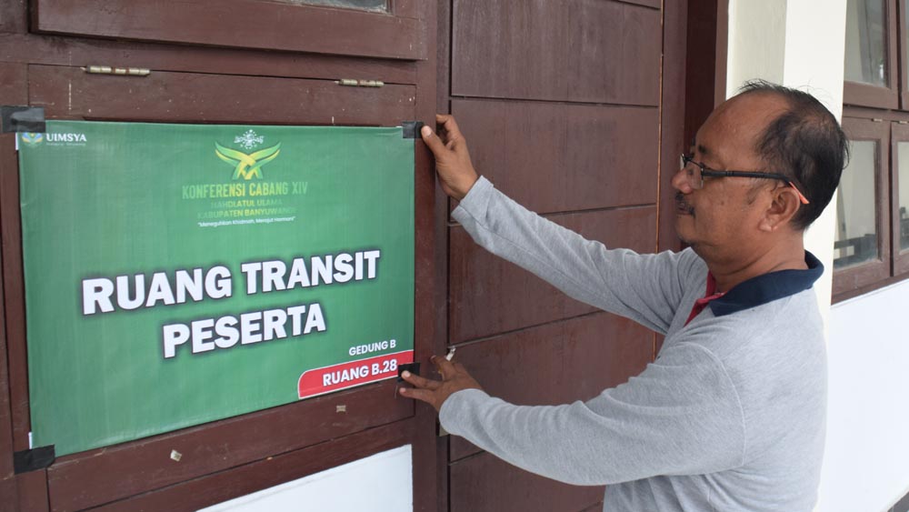 PERSIAPAN: Panitia Konfercab NU sedang mempersiapkan ruang transit tamu peserta di Gedung UIMSYA, Selasa (6/1).