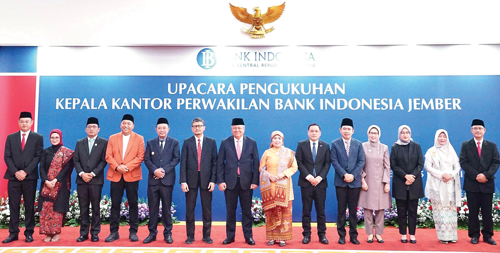 KOLABORASI: Bupati Ipuk Fiestiandani (tiga dari kanan) dan para bupati di wilayah Sekarkijang menghadiri pengukuhan Kepala KPw BI Jember pada Senin (5/1).