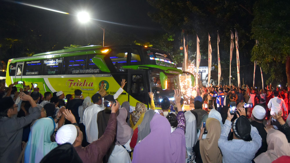 ILUSTRASI: Ribuan warga melepas keberangkatan CJH Banyuwangi di depan kantor Pemkab Banyuwangi pada Mei 2025 lalu.