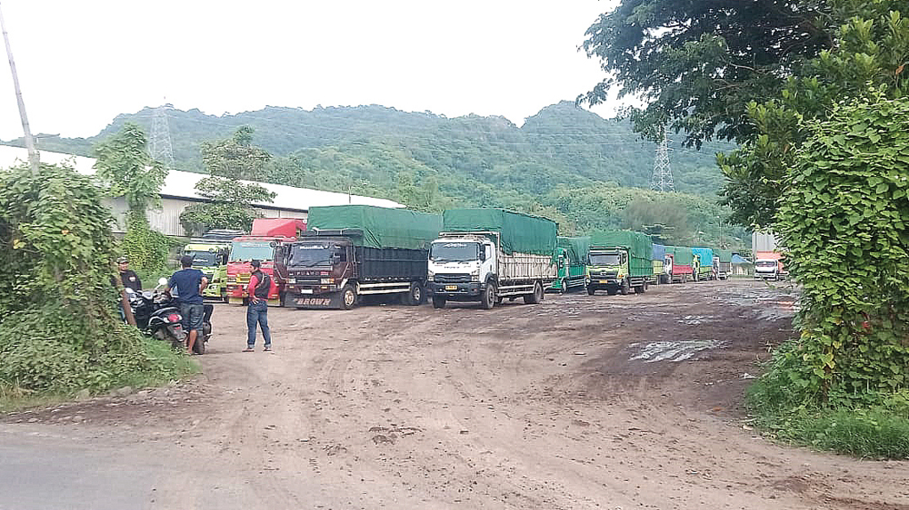 Ruang tunggu kendaraan (RTK) di depan Kantor Pelindo Tanjungwangi masih menjadi buffer zone utama truk tujuan Lombok.