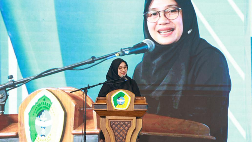 Bupati Ipuk hadir di wisuda hafiz Quran dan menegaskan peran strategis pesantren dalam pembangunan SDM.
