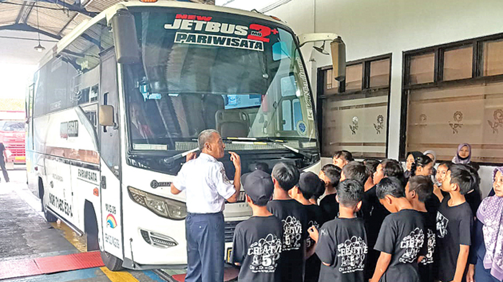 Sejumlah siswa TK diajak melihat proses uji KIR di Kantor UPTD Pengujian Kendaraan Bermotor Banyuwangi, Selasa (6/1).