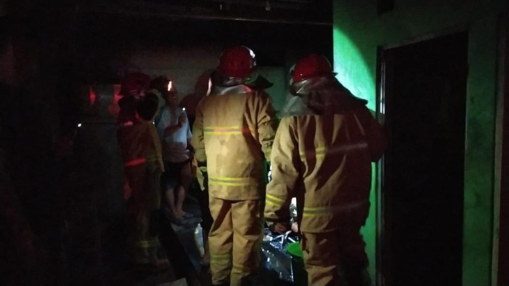 Petugas Damkarmat Banyuwangi memadamkan api yang membakar tungku tempat usaha kerupuk di Lingkungan Sukowidi, Kelurahan Klatak, Kalipuro, pada Senin (5/1/) malam.