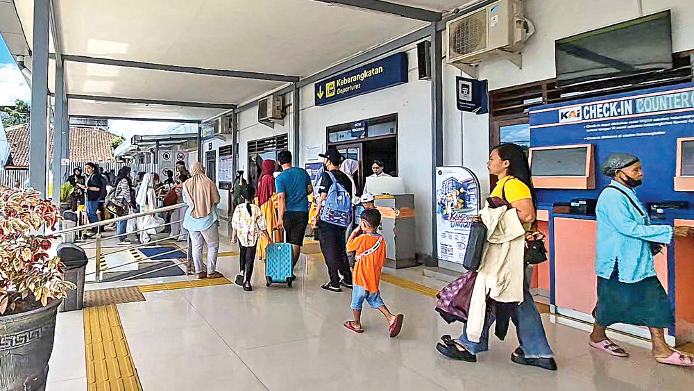 TIBA DI BANYUWANGI: Penumpang KA keluar dari Stasiun Kalisetail pada 1 Januari lalu.