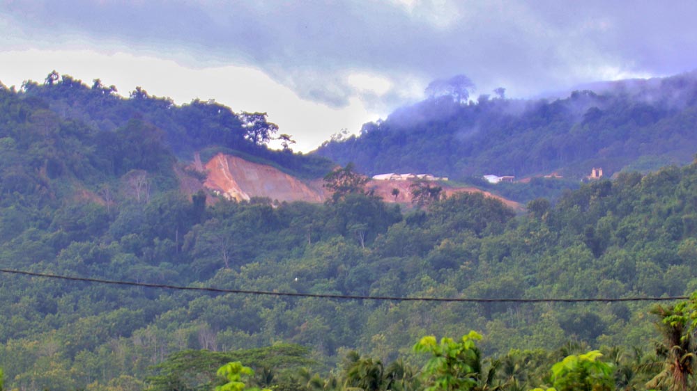 TAK UTUH LAGI: Kondisi Gunung Umpak Lego yang mulai tidak utuh setelah dikikis oleh aktivitas penambangan PT BSI di Dusun Ringinagung, Desa/Kecamatan Pesanggaran, Selasa (6/1)