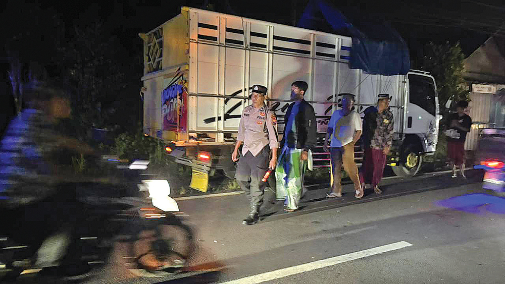 LALU LALANG: Anggota Polsek Bangorejo mengatur lalu lintas di sekitar TKP laka lantas di Desa Sukorejo, Bangorejo, Senin malam (5/1).