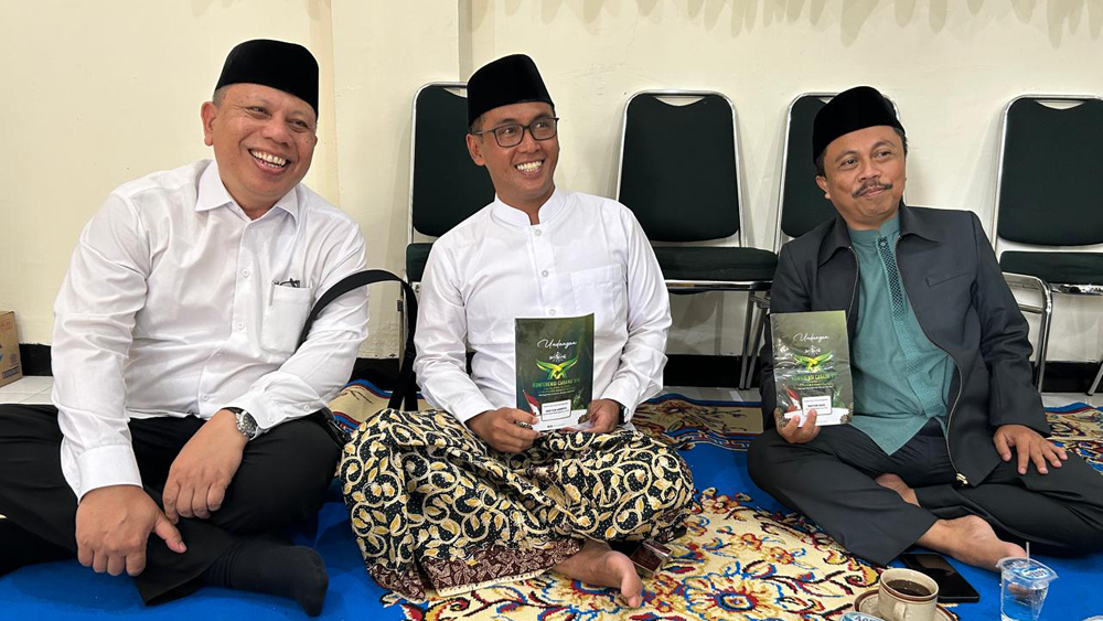 (dari kiri) Rektor UI Cordoba Prof Agus Trihartono, SSos, MA, PhD, Rektor UIMSYA Dr KH Ahmad Munib Syafa