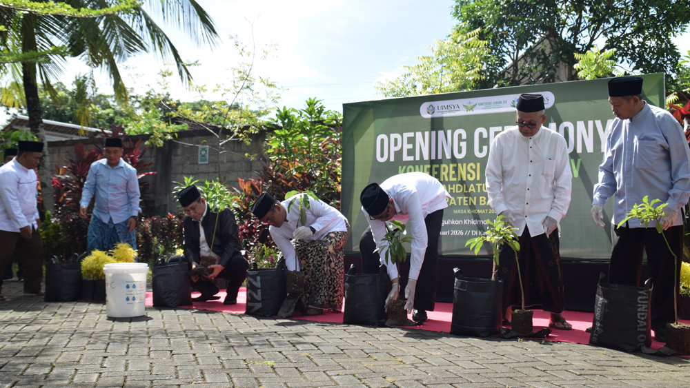 Ketua PBNU Dr Miftah Faqih, Rektor UIMSYA KH Ahmad Munib Syafaat, Rais Syuriah PCNU Banyuwangi KH Masykur Aly menanam pohon pada Opening Ceremony Konfercab XIV NU Banyuwangi Rabu (7/1).