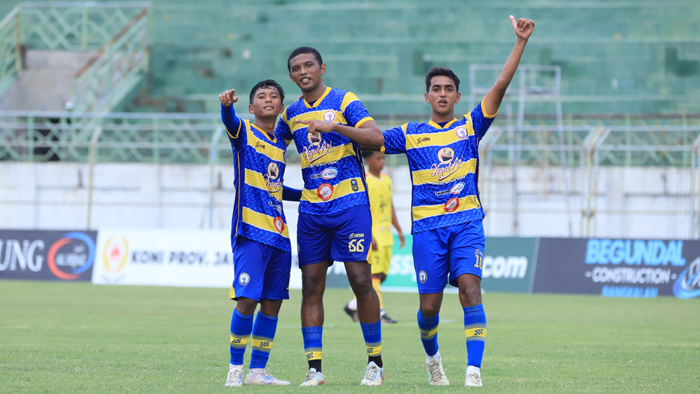 Farid Ambon (tengah) usai mencetak gol pada laga Baruna FC vs Putra Jaya Pasuruan di Grup CC Liga 4 Jatim, Rabu (7/1).