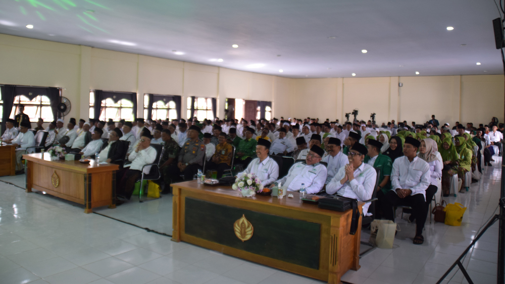 DENGARKAN SAMBUTAN: Tamu undangan dan peserta Konfercab NU Banyuwangi mengikuti pembukaan di Kampus 2 UIMSYA, Rabu (7/12).