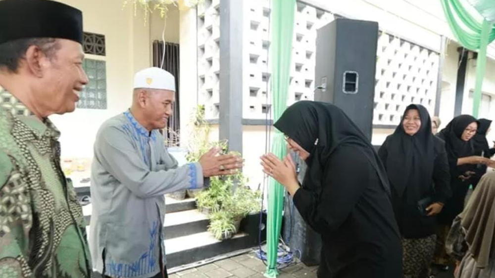 Ketua Dewan Pengasuh, KH Hisyam Syafaat menerima kedatangan Bupati Banyuwangi Ipuk Fiestiandani dalam haul pendiri dan pengasuh Ponpes Darussalam Blokagung.
