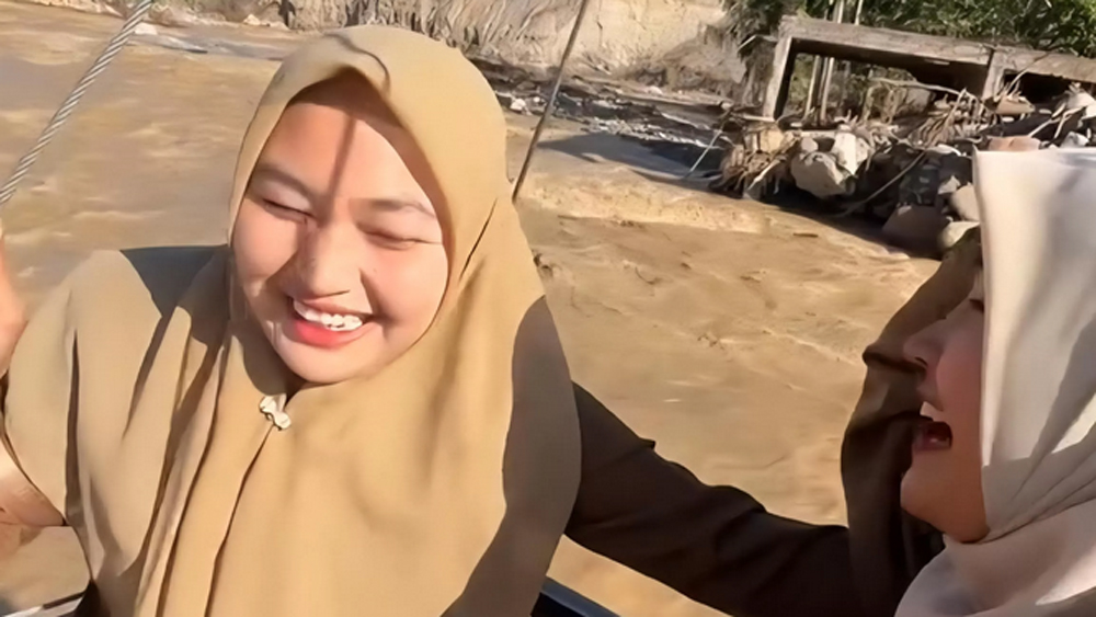 Dua orang guru di Kecamatan Ketol Kabupaten Aceh Tengah menyeberangi sungai dengan tali sling untuk mengajar di sekolah.